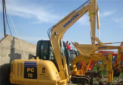 二手挖掘機選購指南 上海功勤工程機械為您提供全國包運的優(yōu)質二手60、70、120、200型挖掘機